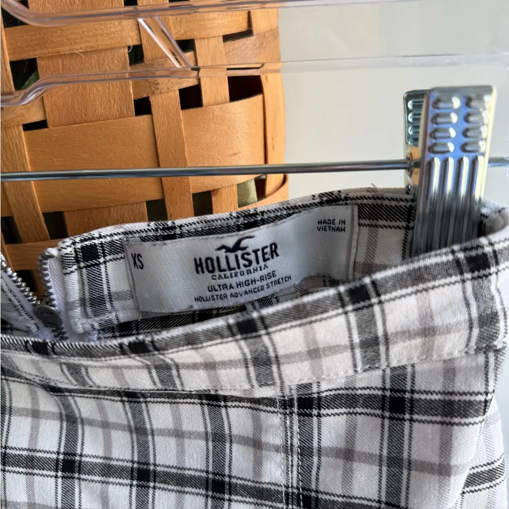 Hollister Black and White Plaid Mini Skirt - Image 3