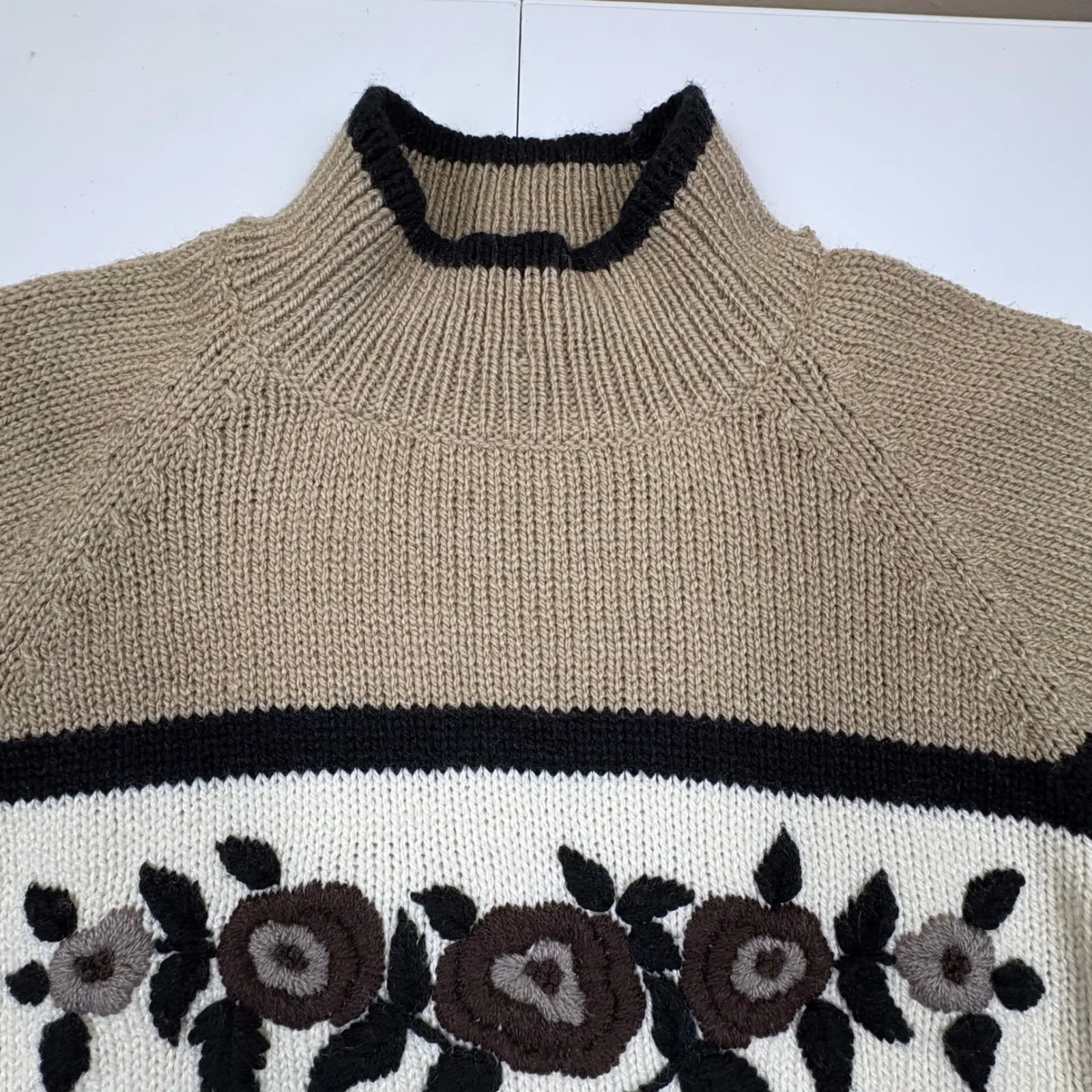 Vtg Style Mock Neck Floral Embroidered Sweater Women's Size M Tan Cream Black - Image 4