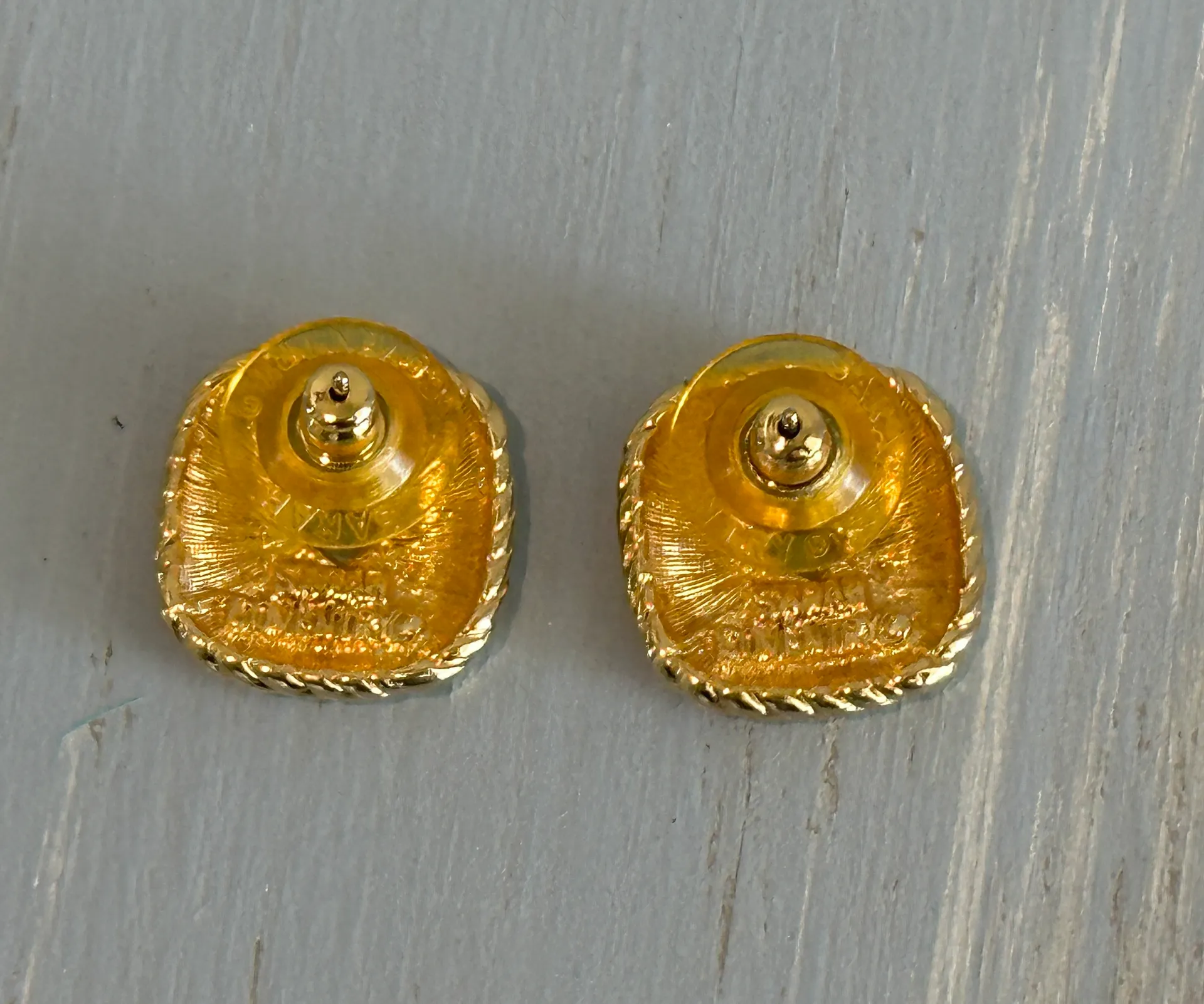 Fabulous Vintage  Gold Tone Square Design Pierced Earrings - Image 4