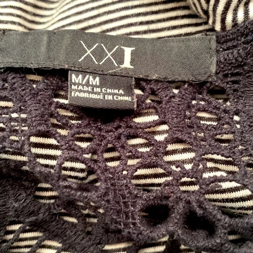 || Black & white short sleeve scoop neck top with lace accent on back - Image 6