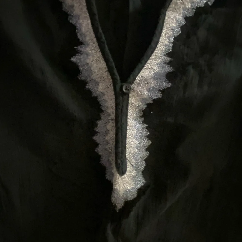 Old Navy Black Gauzy Oversized Womens Blouse Silver Embelished V Neck XS Bust 38 - Image 4