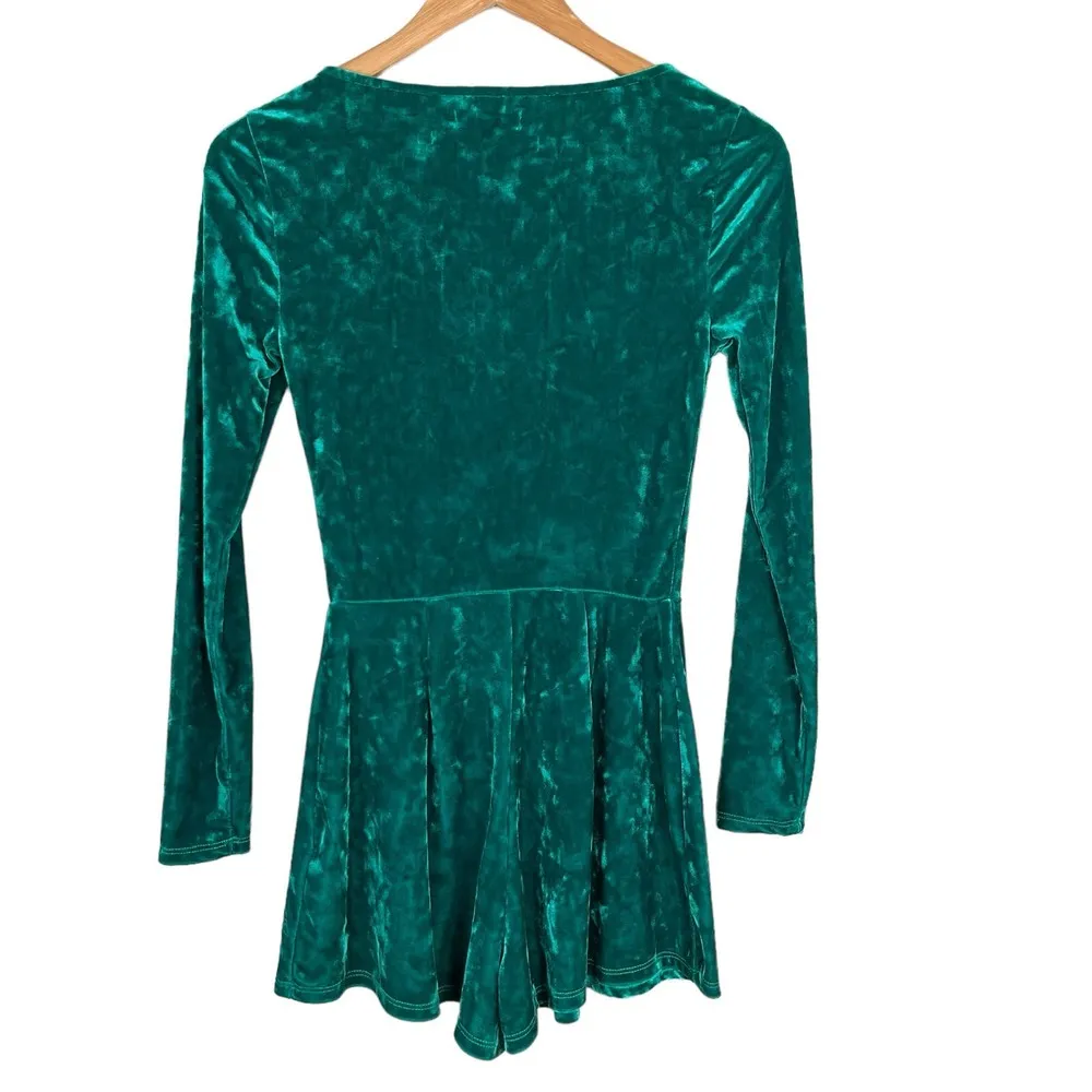 NWT Urban Outfitters Sasha Long Sleeve Velvet Romper in Emerald Green Size Small - Image 9
