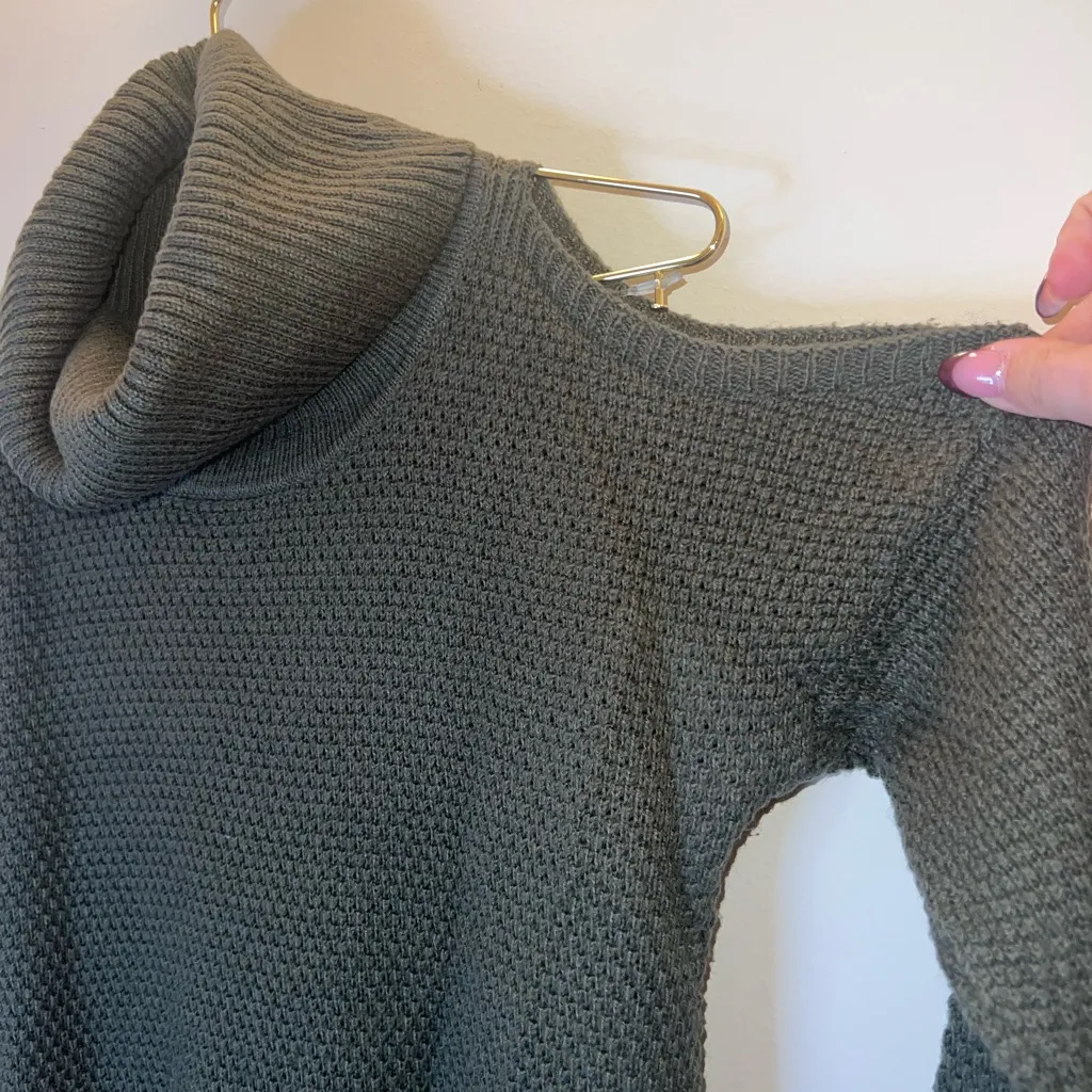 Hollister Olive Green Chunky Knit Cold Shoulder Turtleneck Sweater Size S - Image 3