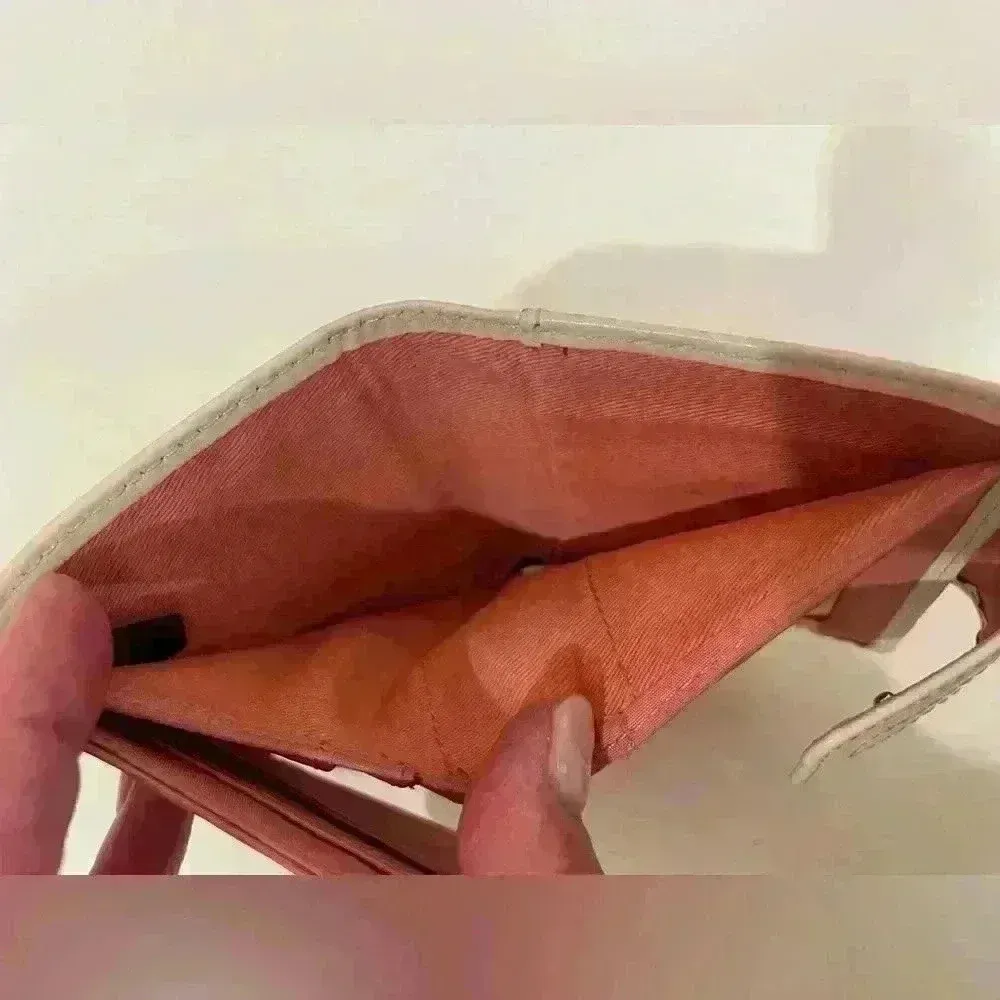 Fossil Women’s 
Logan Mini Multifunction Leather White‎ Wallet - Image 5