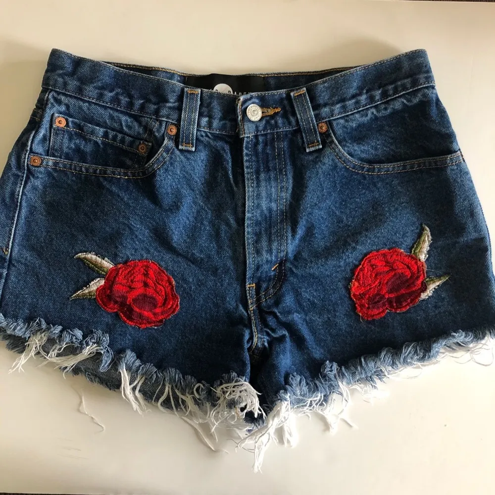 Nasty Gal Levi’s Shorts with Rose Patches - Image 3