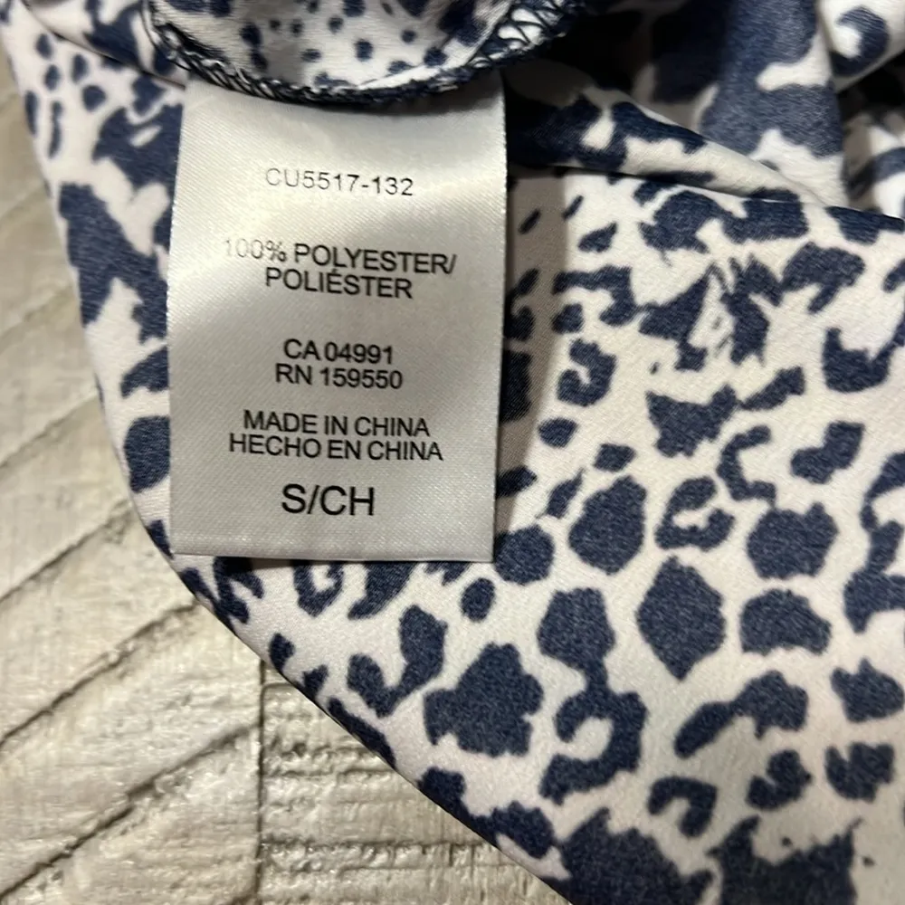 Hilary Radley women’s like new v neck blouse - Image 4