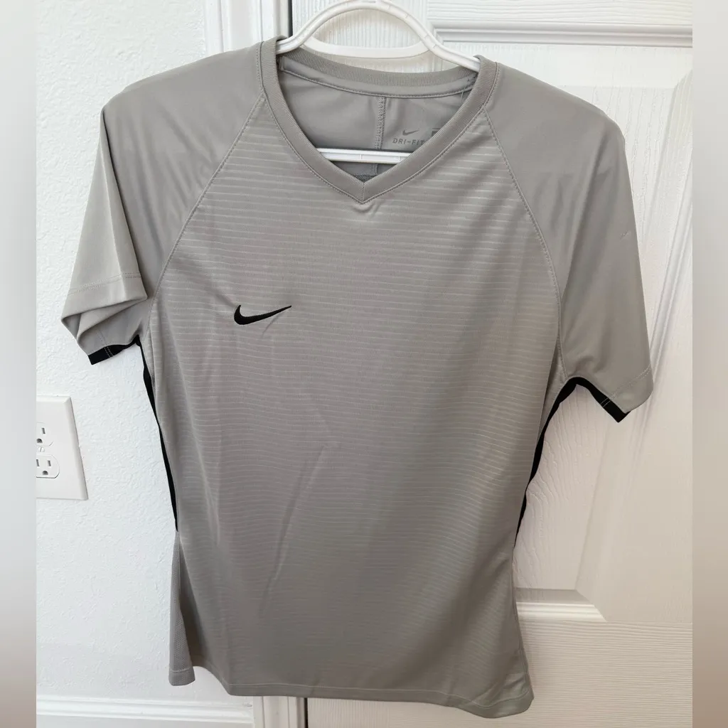 Nwt Nike Women's Gray Athletic Shirt - Image 4