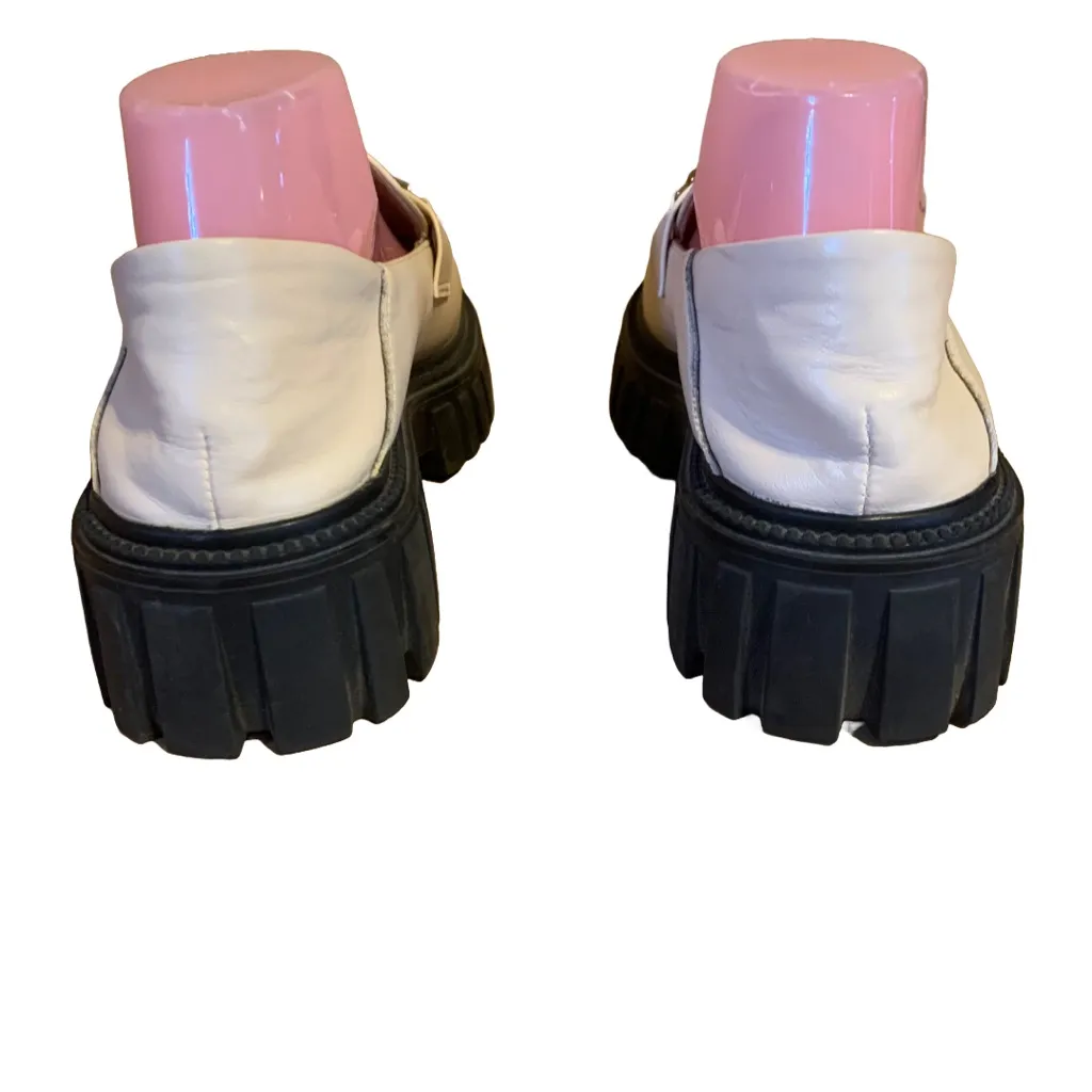 LATTELIER CREAM FAUX LEATHER CHUNKY LUG SOLE LOAFER W/GOLDTONE CHAIN (11/255) Black - Image 4