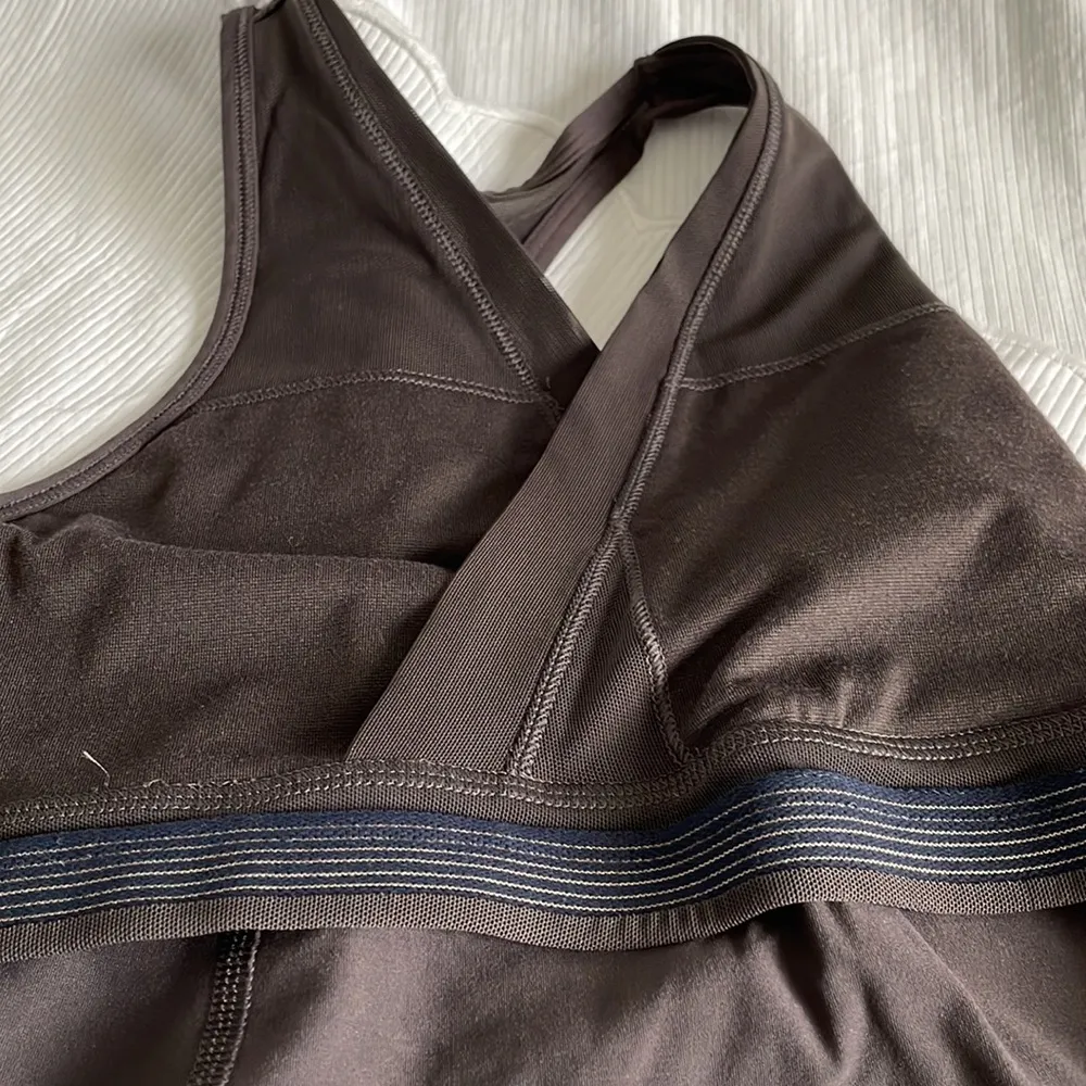 Awesome Lululemon charcoal gray top with built-in bra - Image 4