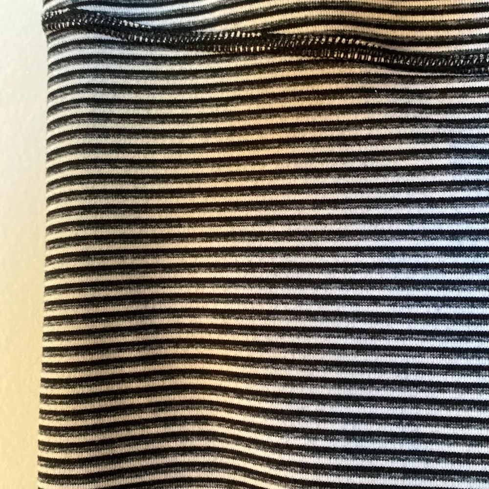 Zella crop leggings‎ in black gray white parallel stripes flattering size medium - Image 6