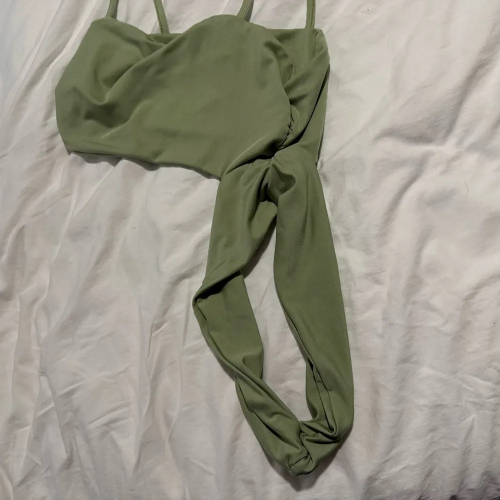 SHEIN Olive Green Cutout Twist Strap Top – M - Image 3