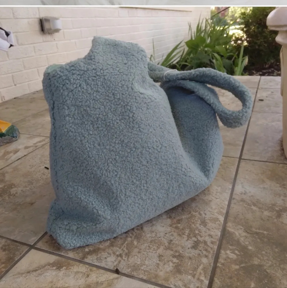 NWT Pull & Bear Seafoam Green Fuzzy Shoulder Purse - Image 9