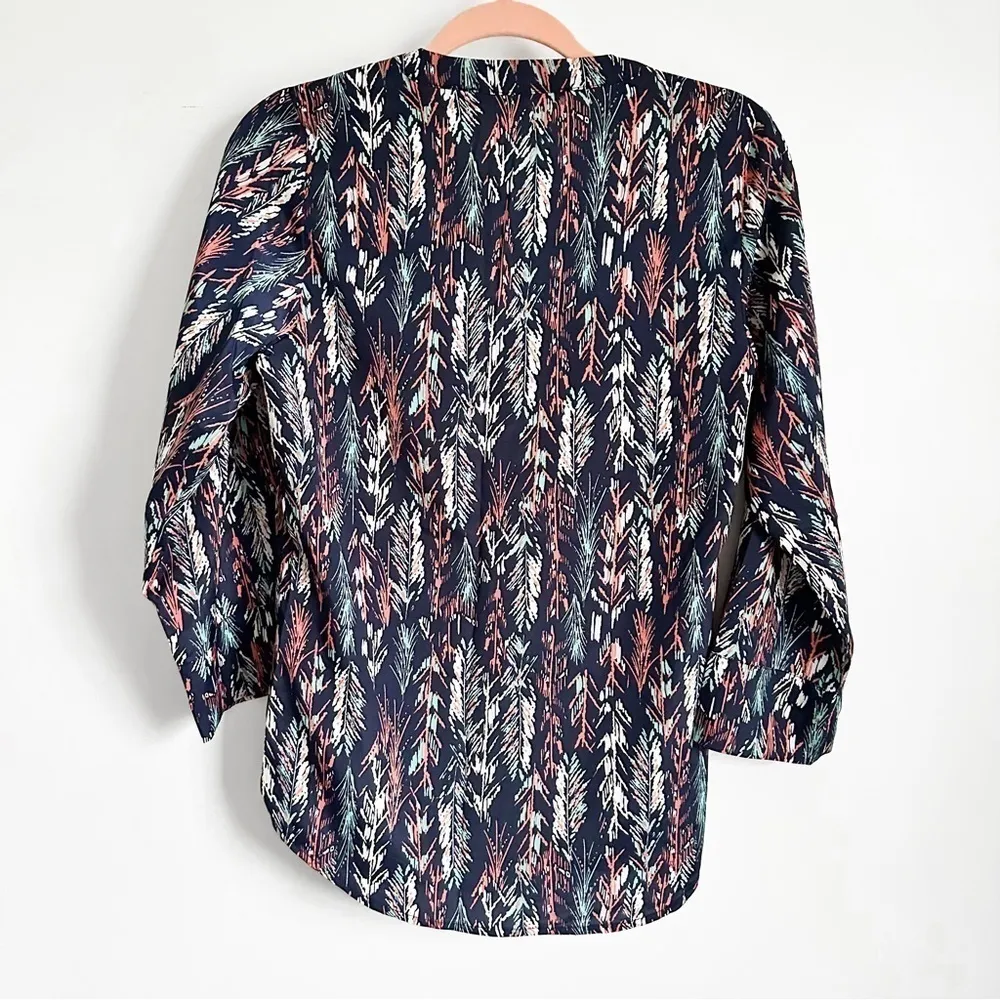 Collective Concepts Blue Feather Print Popover V Neck Blouse Top sz XS - Image 4