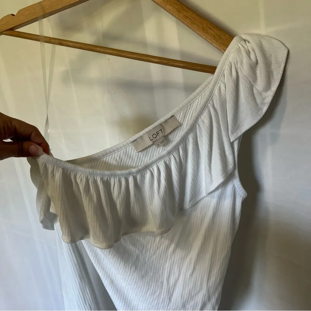 Loft One shoulder ribbed ruffle tank top white size xs - Image 4
