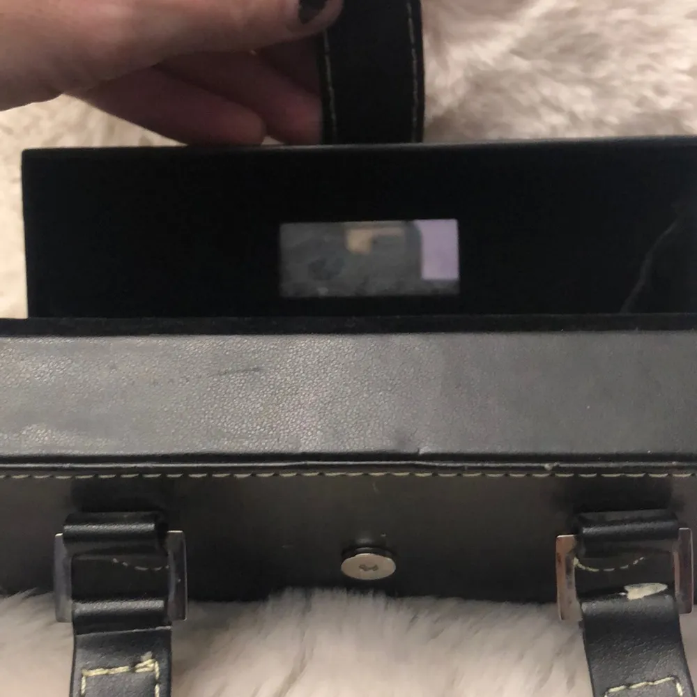 🦋4/$25 Little black purse - Image 4