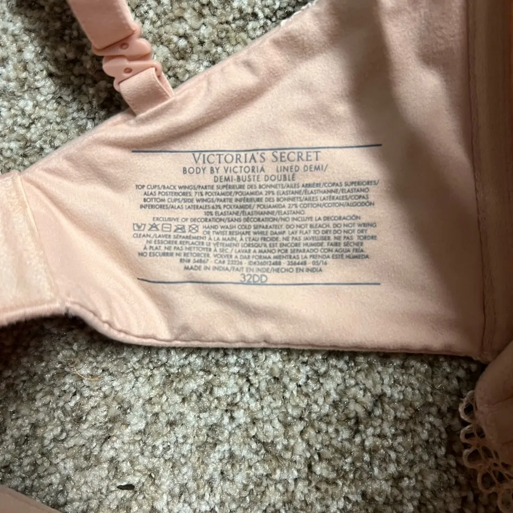 Victorias Secret Bra, great preowned condition, only worn a couple of times. - Image 3