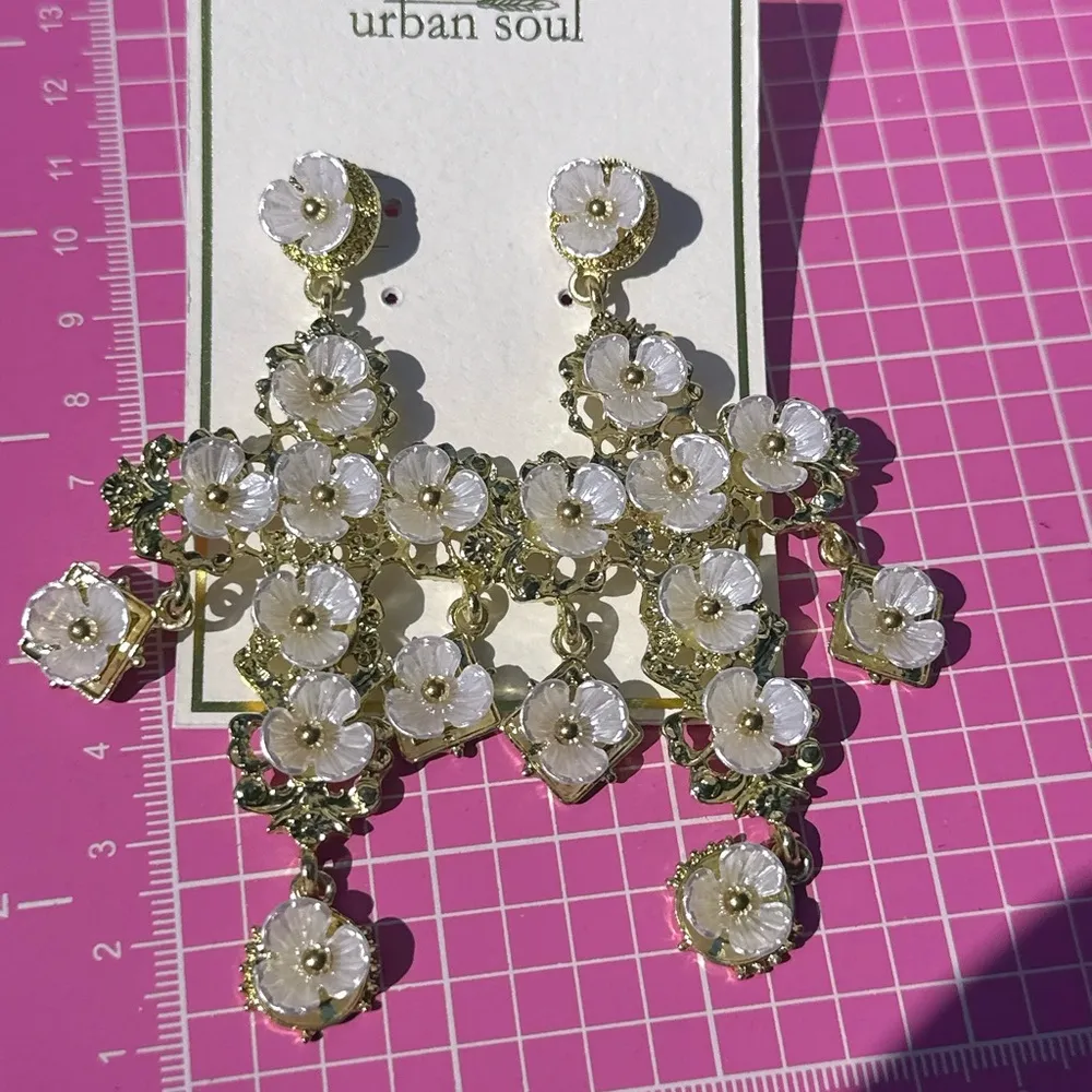 Urban Soul glory earrings white flowers gold tone tassels - Image 2
