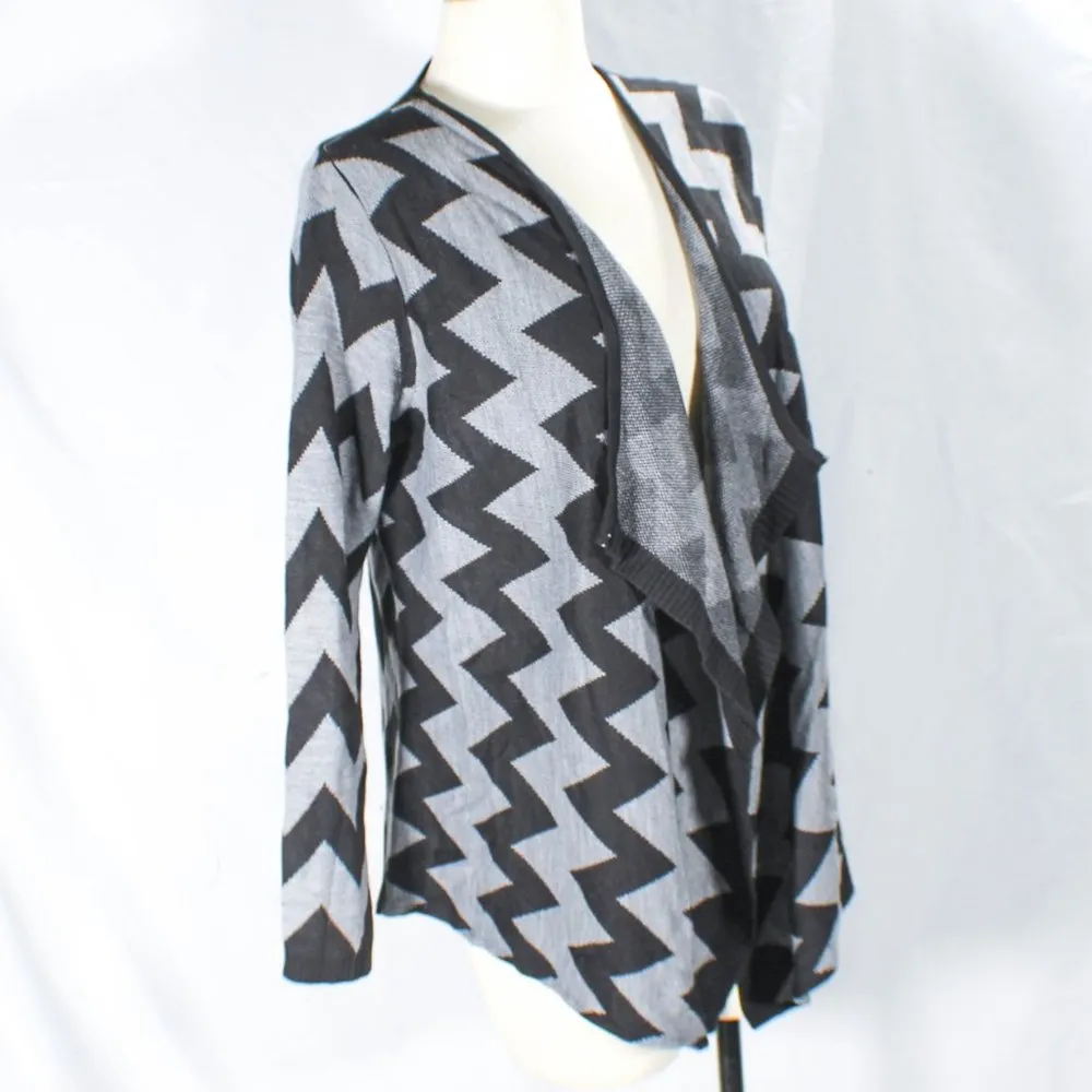 Chevron Streetwear Black Gray Open Cardigan Size Medium Classic Chic Glam - Image 2