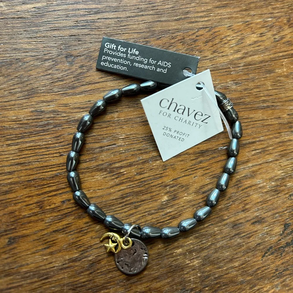 NWT stretchy beaded bracelet with pendant - Image 4