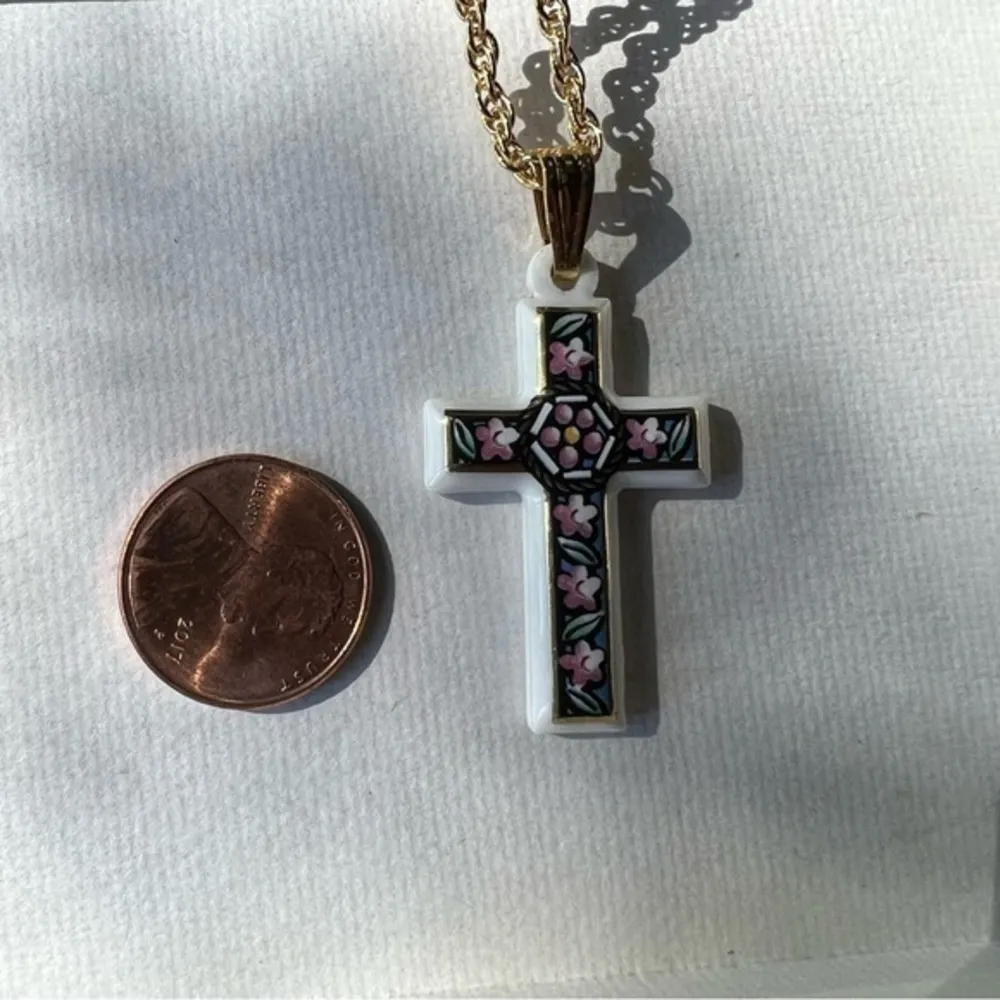 Avon Vintage White Enamel Floral Cross Necklace 24” Goldtone Rope Chain Gold - Image 4