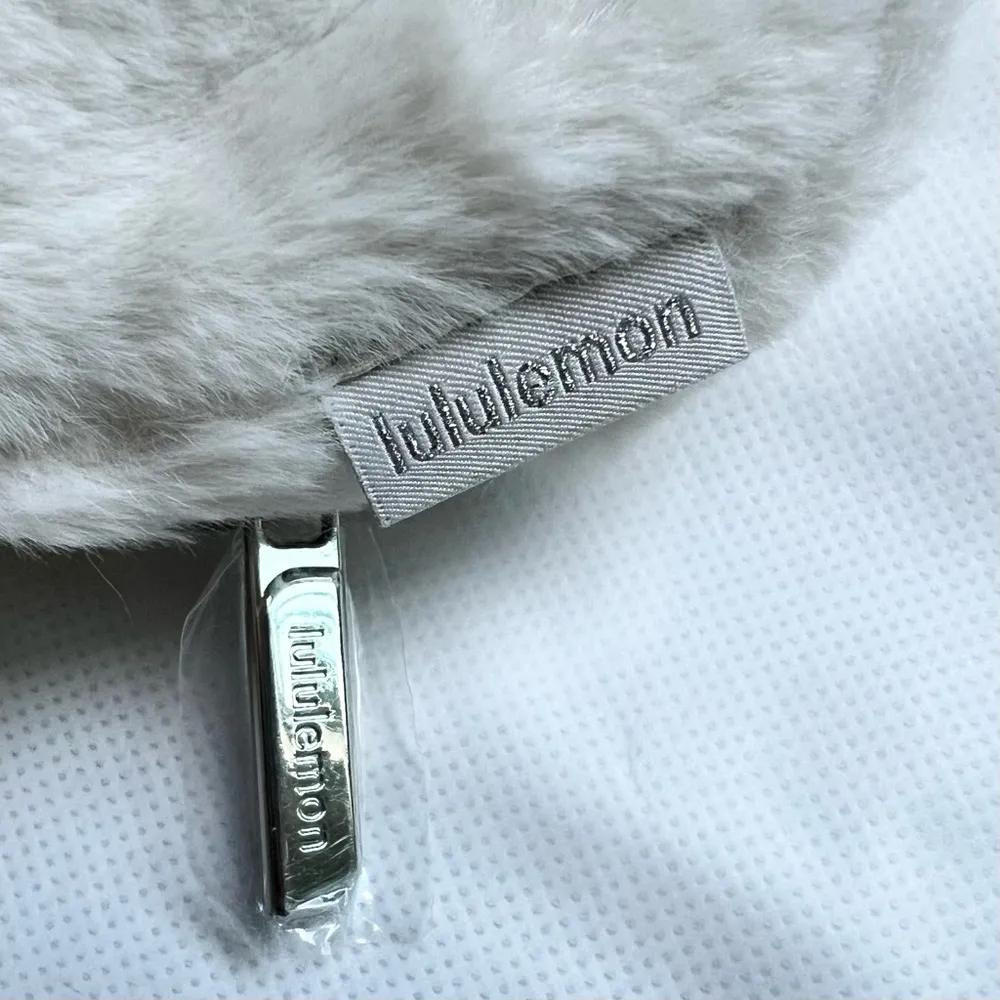 Lululemon Everywhere Belt Bag Plush Fleece, Color Bone/ Silver, 1L, NWT - Image 12