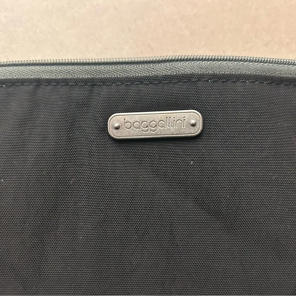 Baggallini Black Pouch with Silver Hardware very clean/like new - Image 6