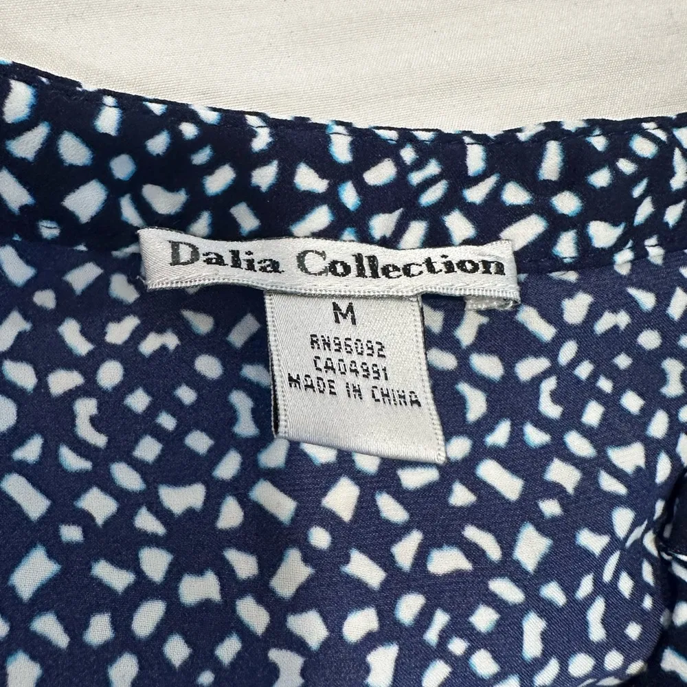 Dalia Collection Blouse Women Sz:M cap sleeve VNeck Blue White Geometric pattern - Image 6