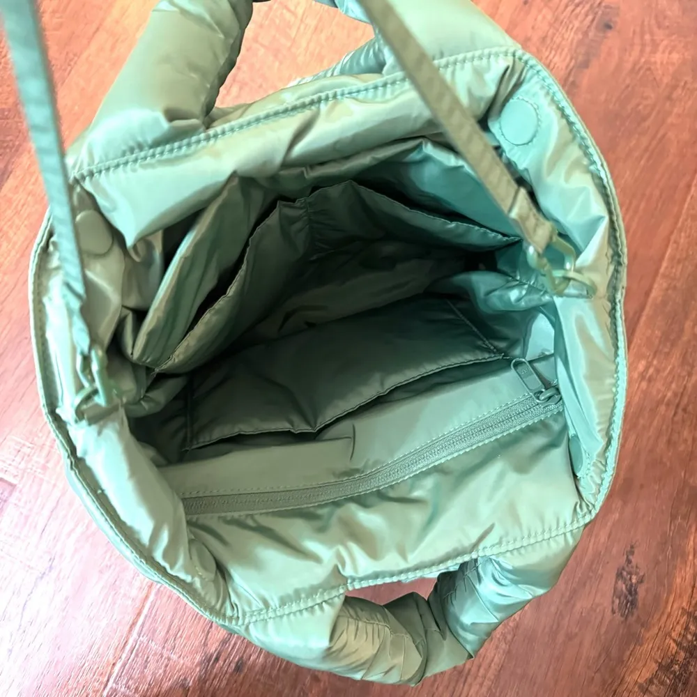 Jemi Puffer Tote, NWOT, unisex, sold out and no longer available - Image 10