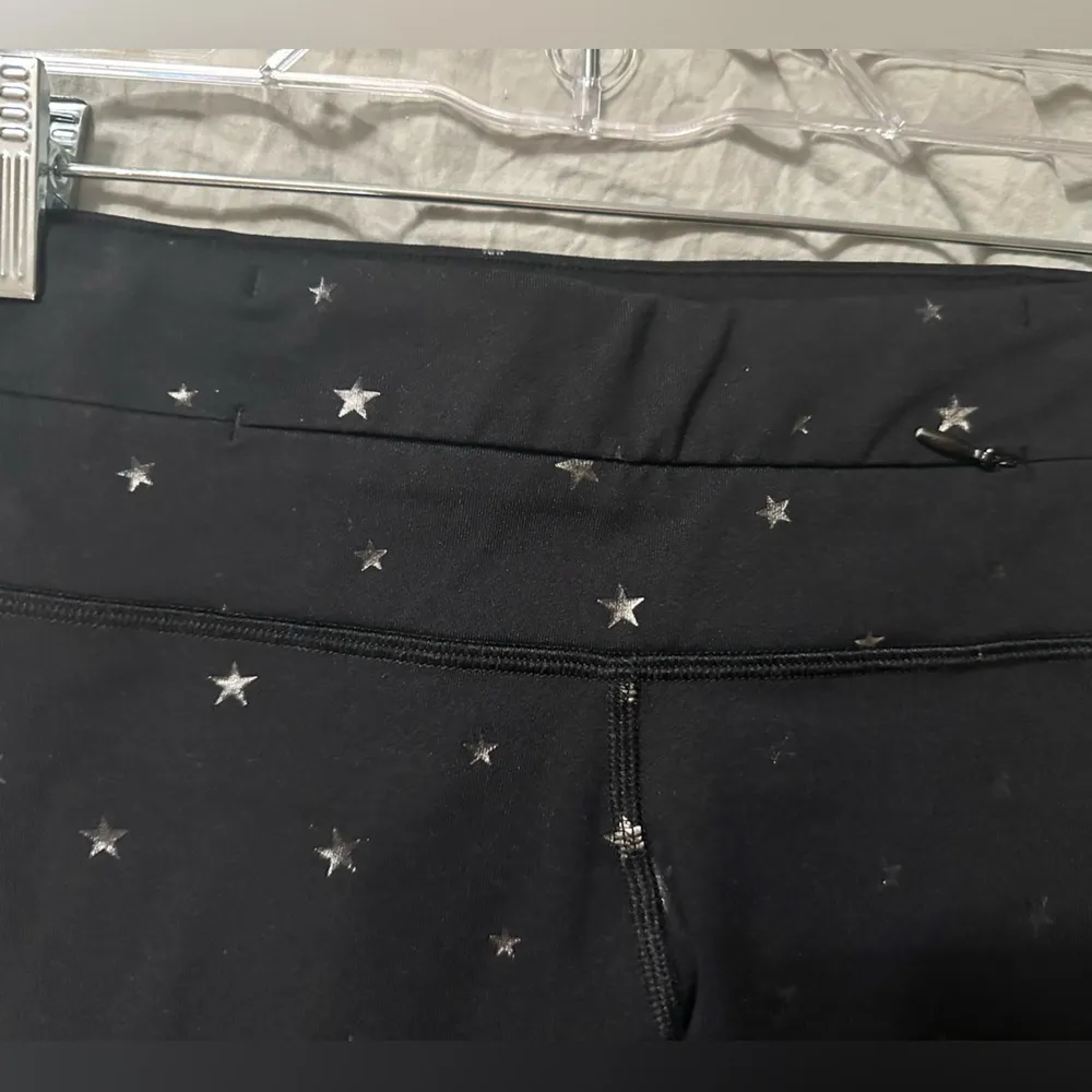 Nancy Rose Performance‎ Black Gold Star Patterned Cropped Leggings Size 4 - Image 4