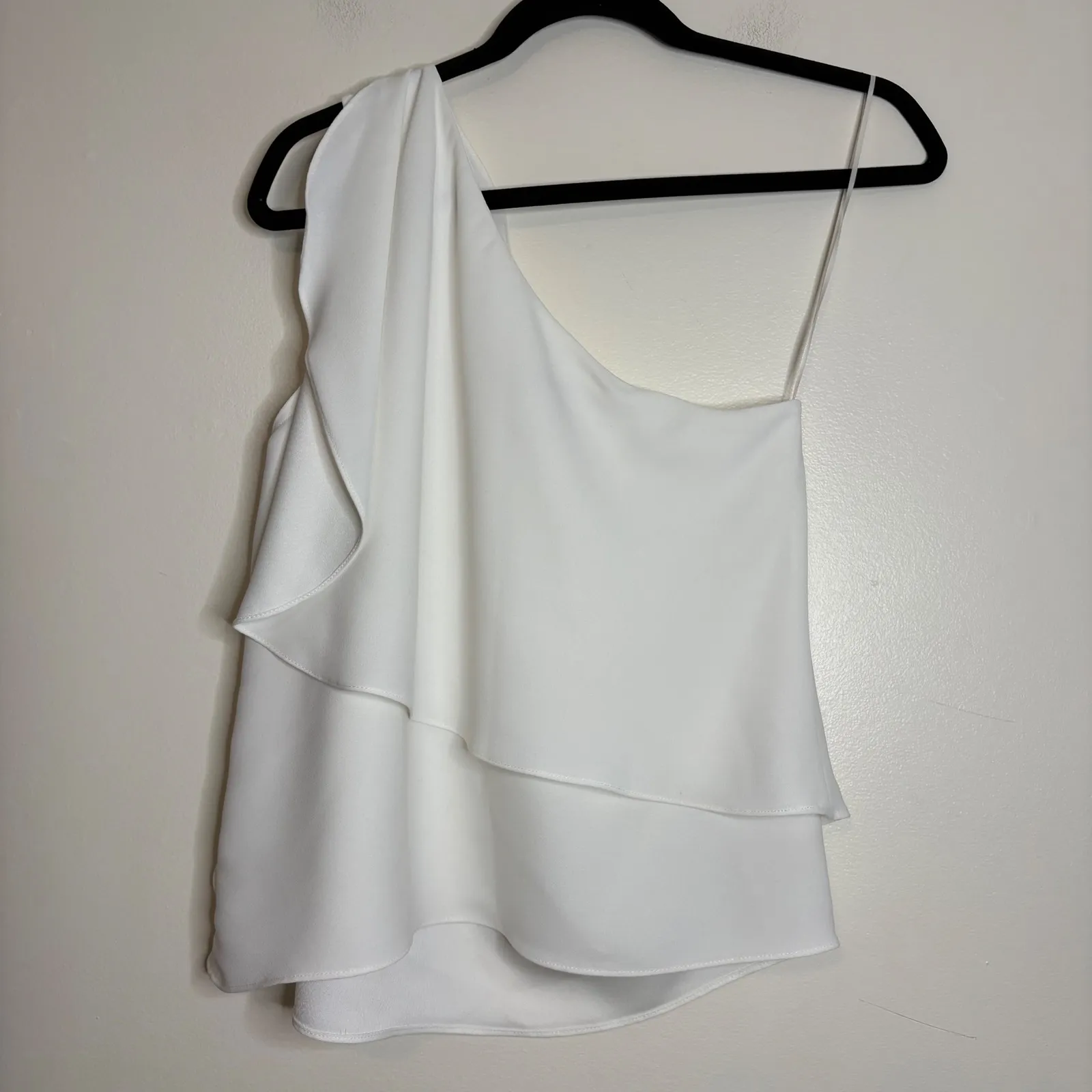 INTERMIX White One Shoulder Ruffle Asymmetrical Top Size M Made in USA - Image 4