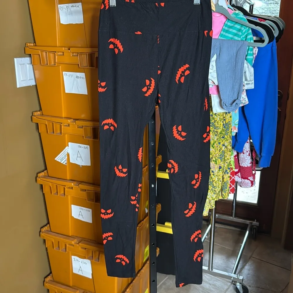 NWOT LuLaRoe Halloween Jack O’Lantern Smile Leggings Black Orange Size OS (2-10) - Image 2