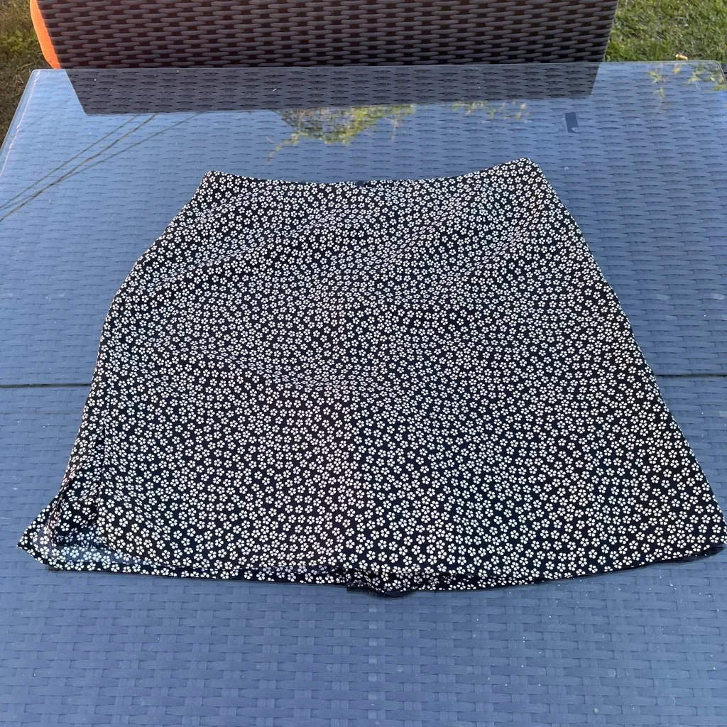 Reitmans Navy and White Floral Skirt Black Size undefined - Image 6