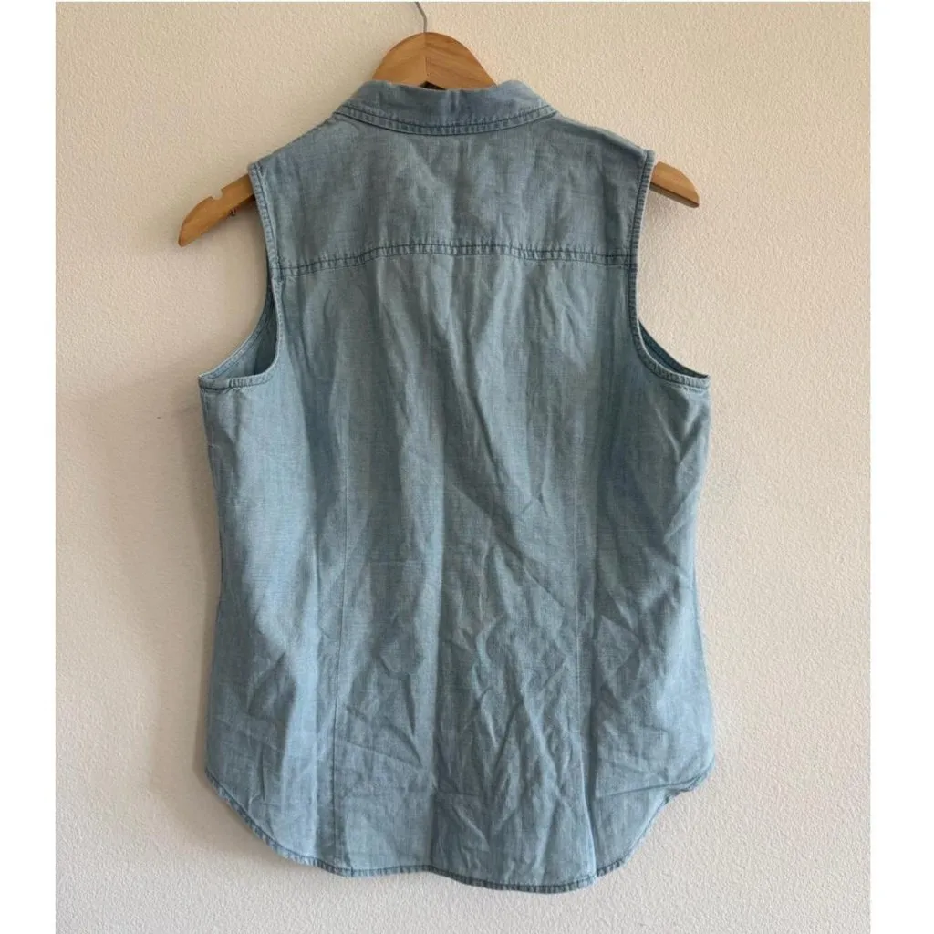 J.Crew Chambray Button Up Shirt in Signature Fit in Lovers Lane Wash Size Medium - Image 8