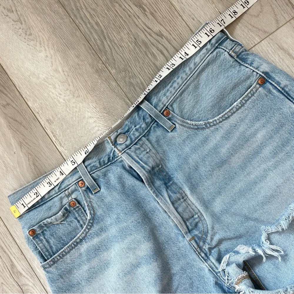 Levi's 501 High Rise Button Fly Cut Off Denim Shorts Light Wash (size 32) casual - Image 2