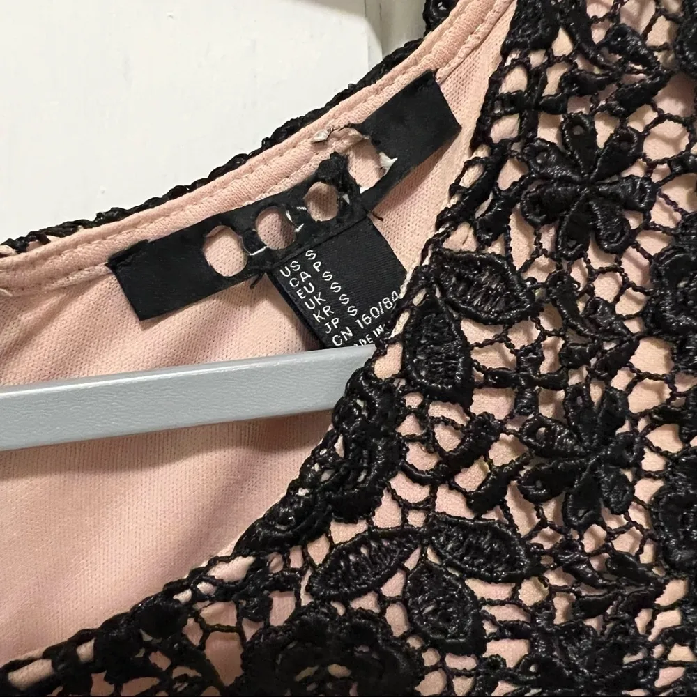 ⭐️  F21 Black Blush Pink Crochet Lace Sleeveless Bodycon Cocktail Dress Small - Image 3
