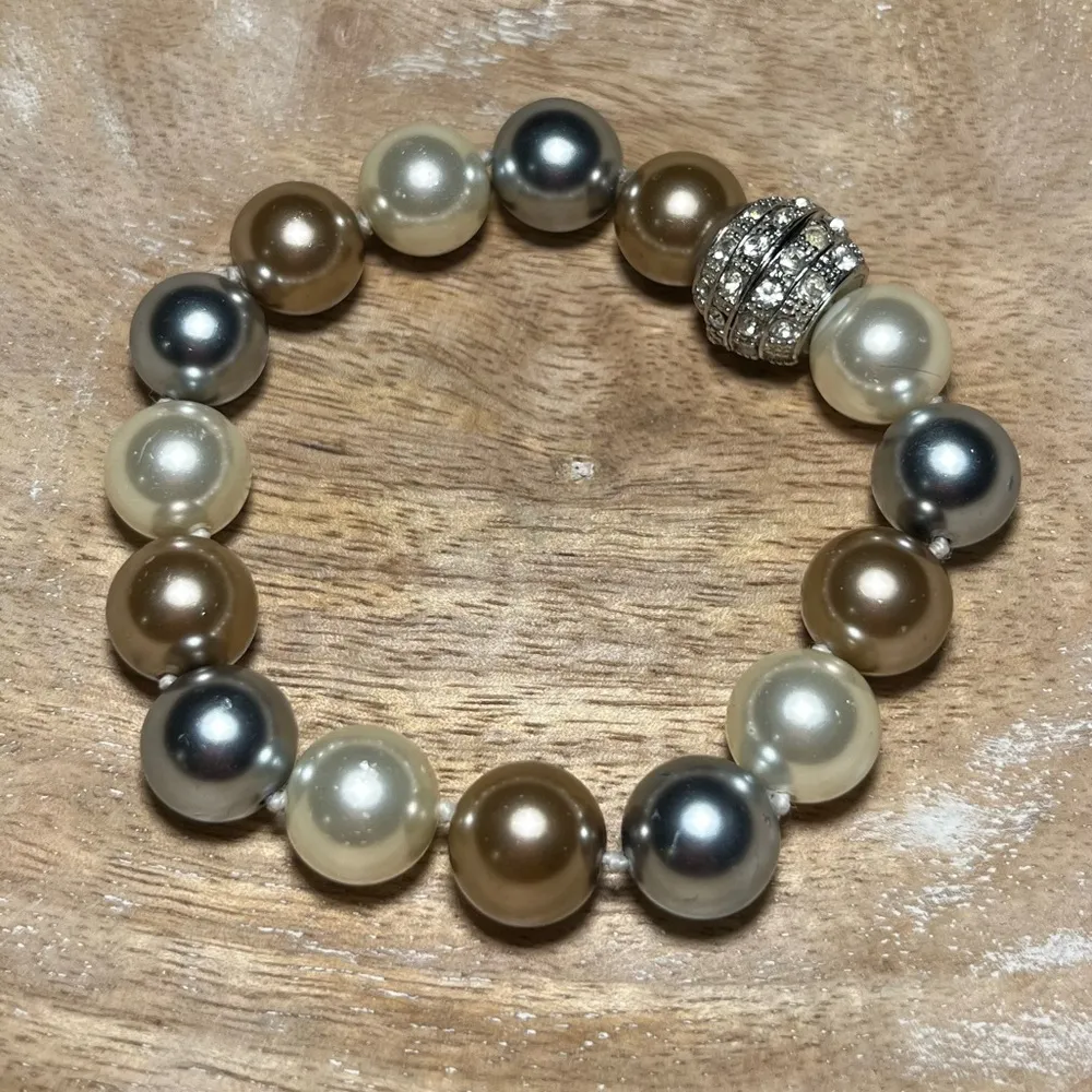 Charming Charlie Faux Pearl Beaded Rhinestone Magnetic Clasp Closure Bracelet - Image 4