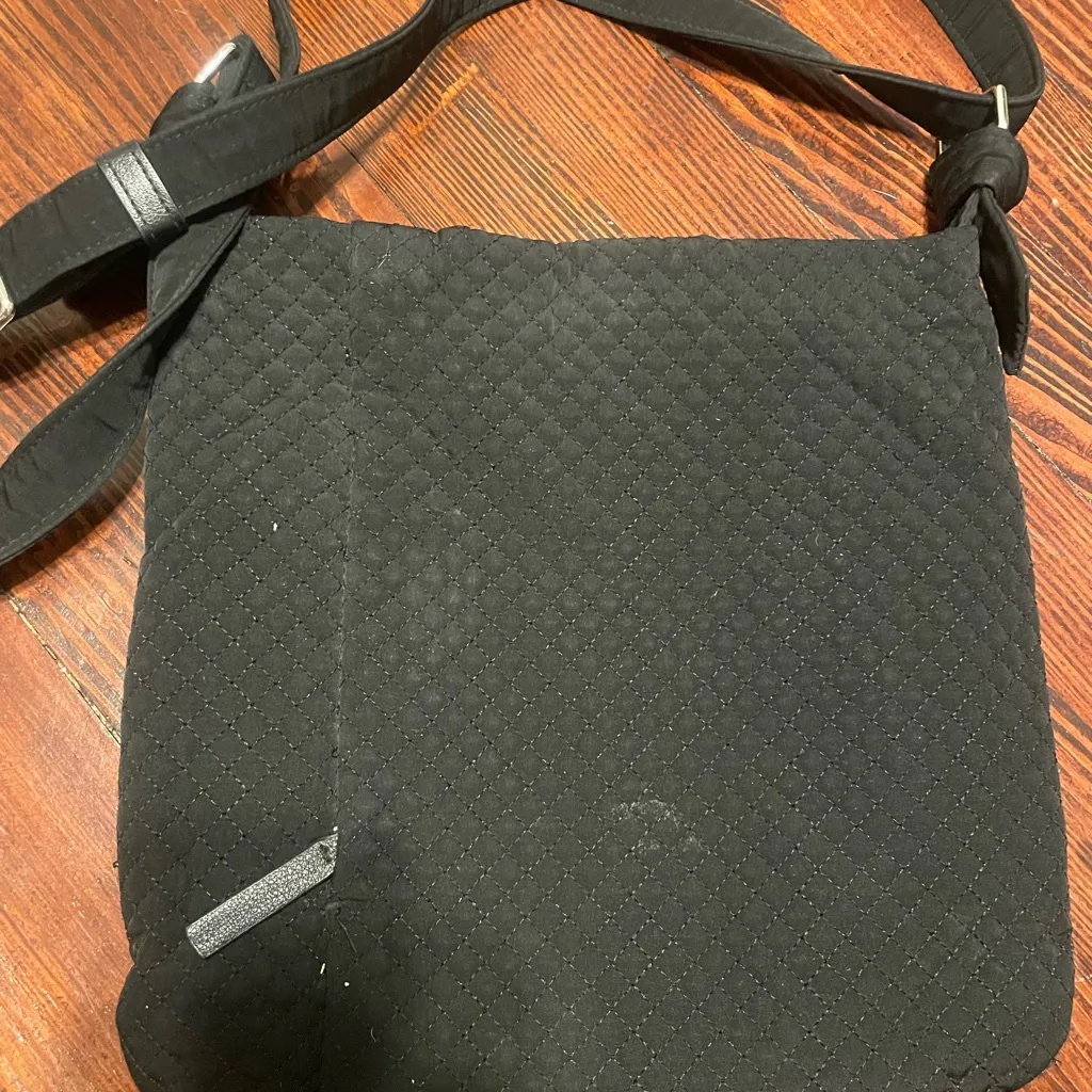Vera Bradley Black Quilted Adjustable Crossbody Purse Good Used Condition **FLAW - Image 6