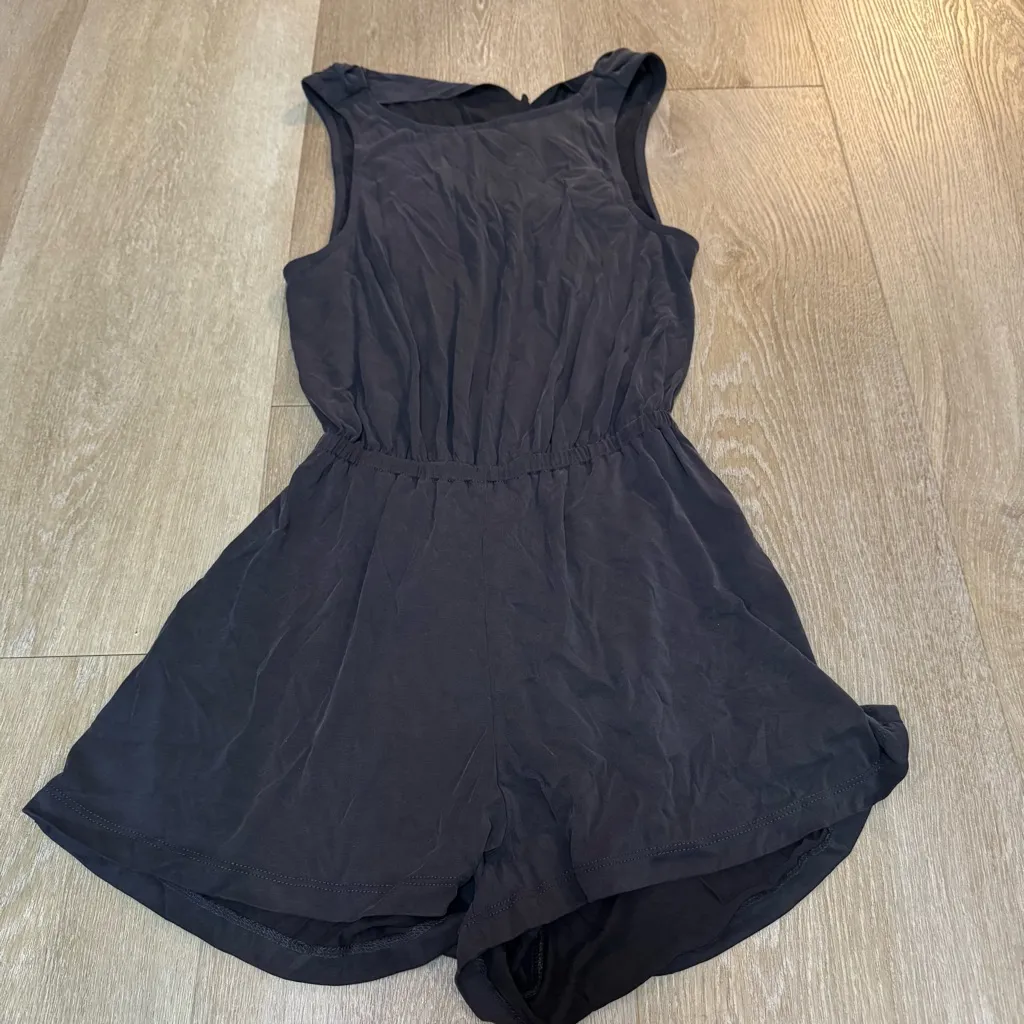 Silence and Noise Urban Outfitters Gray Sleeveless Twist Back Romper - Image 3