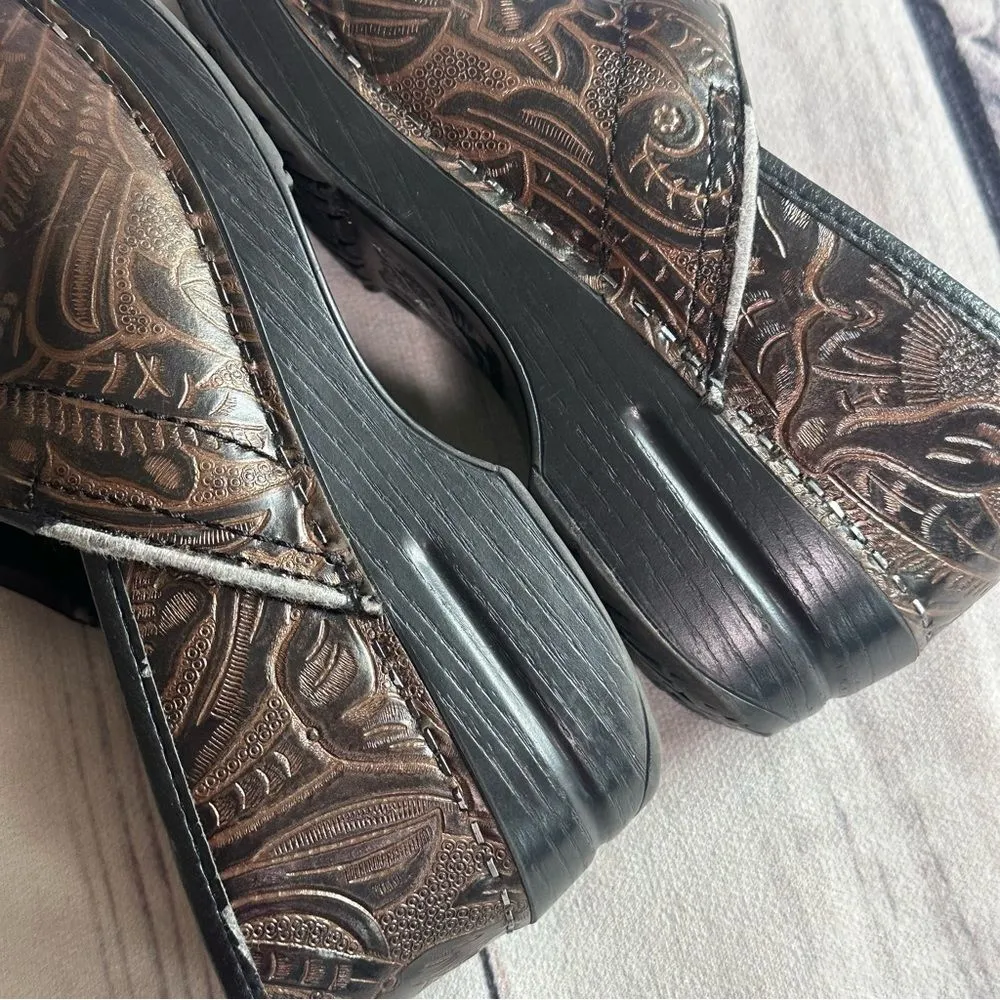 Dansko Professional Tooled Leather Clogs Sz 38 EU (7.5/8 US) Brown Nurse Shoes - Image 5