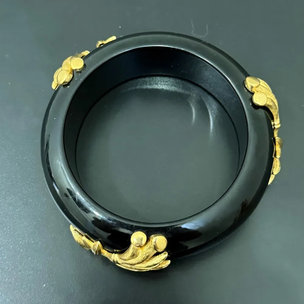 Vintage MONET Black Lucite Gold-tone Leaf Bamboo Chunky Bangle Bracelet 92g. - Image 6