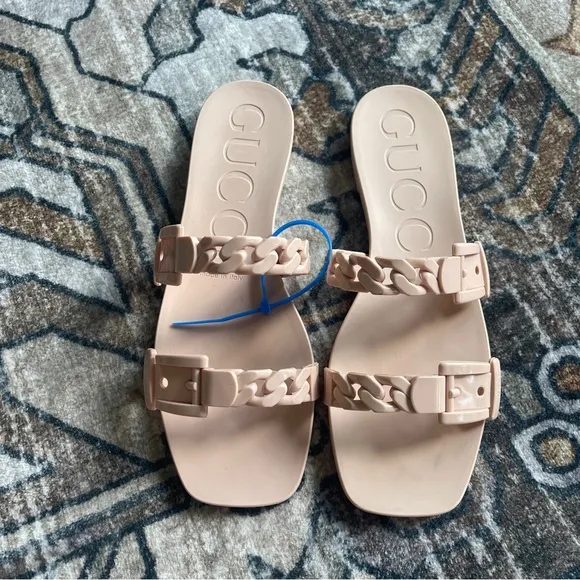 Gucci GG Light Pink Rubber Buckle Chain Link Sandals Slip On - Image 2