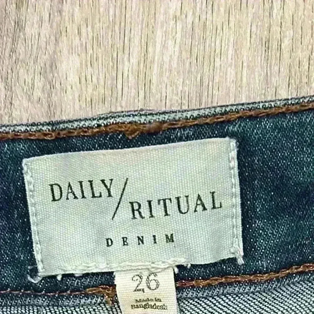 Daily Ritual Denim Cuffed Cutoff 4” Jean Shorts Mid Rise Medium Wash Size 26” Blue - Image 2