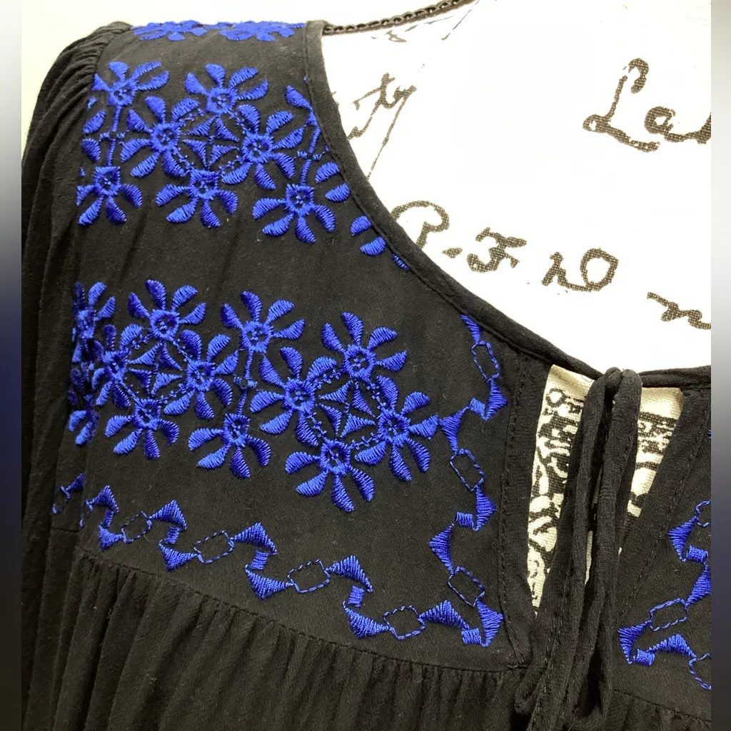 Andree Blue embroidered blouse. Size Medium - Image 7