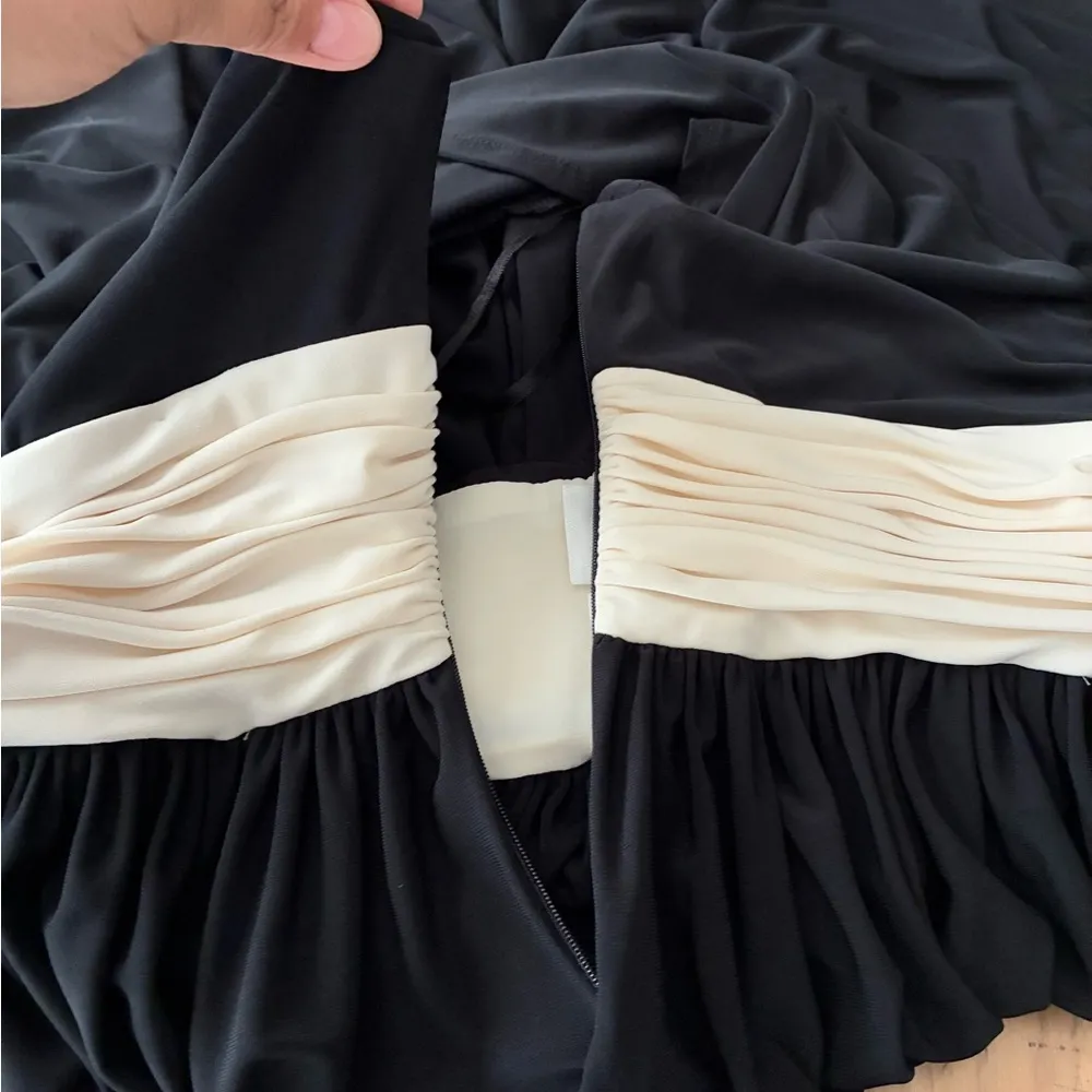 Jones New York Black Short-Sleeve V-Neck 
Elegant Dress 6P - Image 14