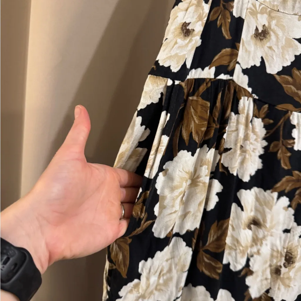 Old Navy Black and Cream Floral Romper - Image 3