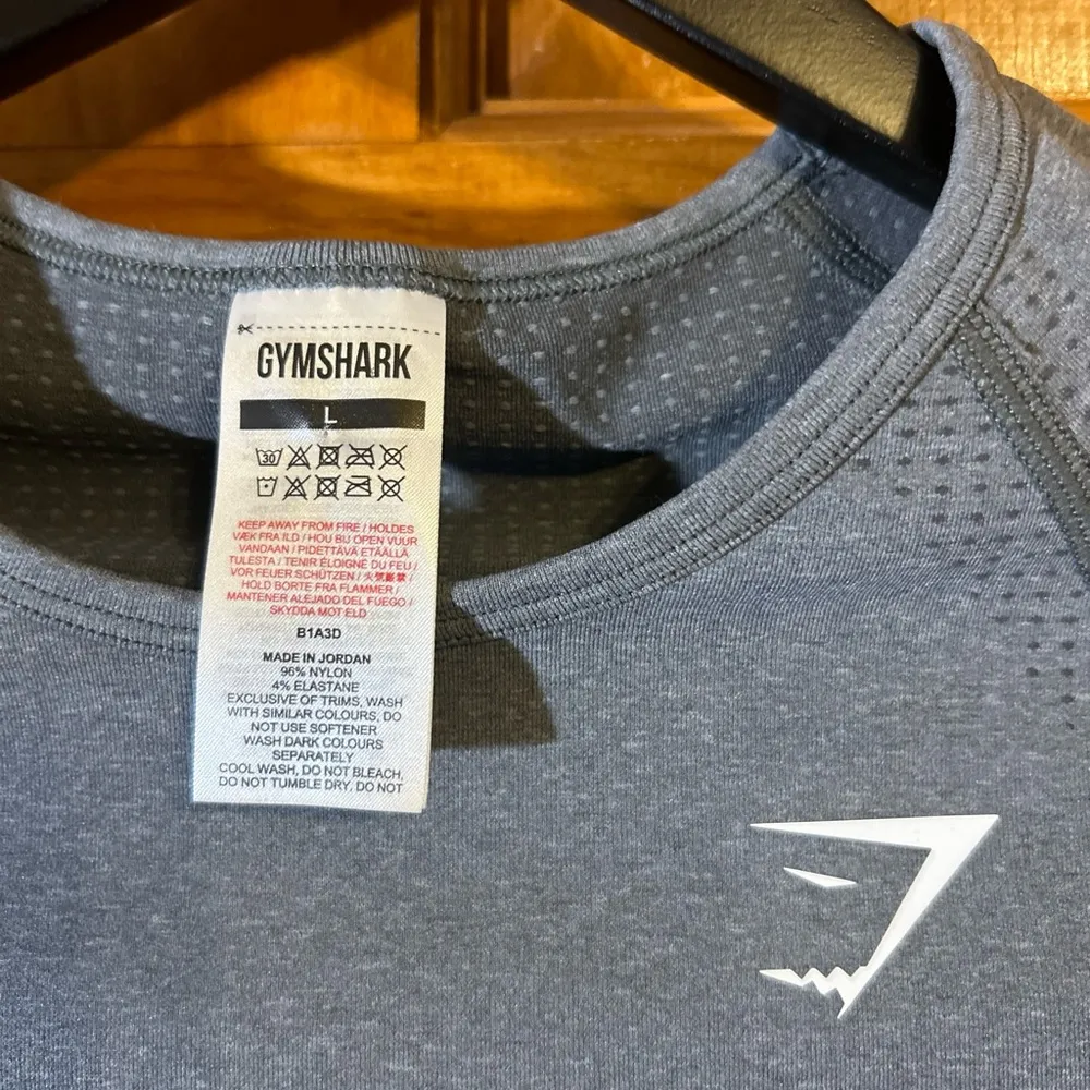 Gymshark Seamless Gray Long Sleeve W/Thumb holes Cropped Size Lg-EUC - Image 2
