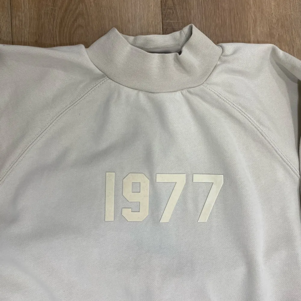 ** *ESSENTIALS* - 1977 MOCK NECK SWEATSHIRT Cotton - WHEAT - M - Image 4