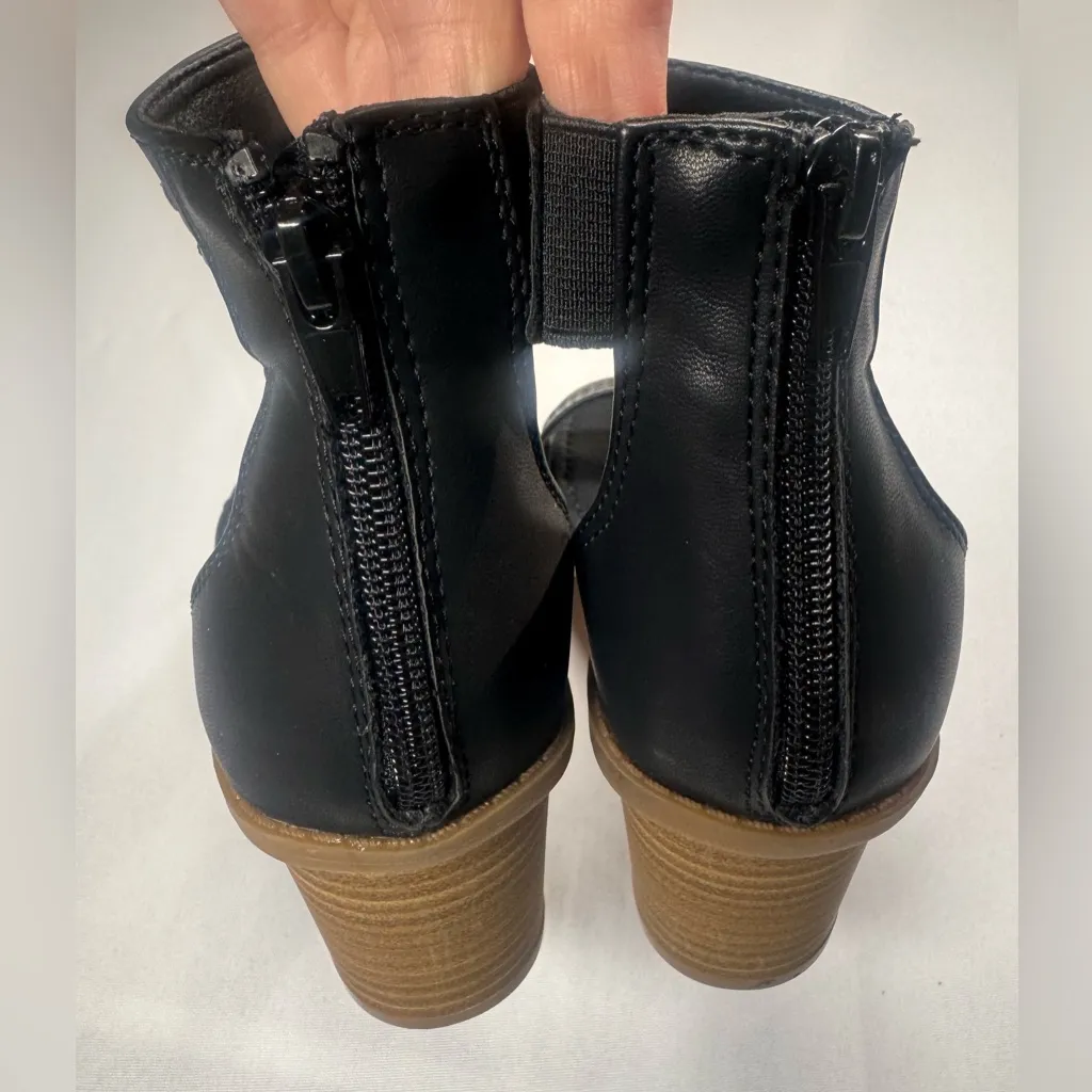 Frye and Co. Black Ankle Strap Block Heel Sandals | Size 7 | - Image 5