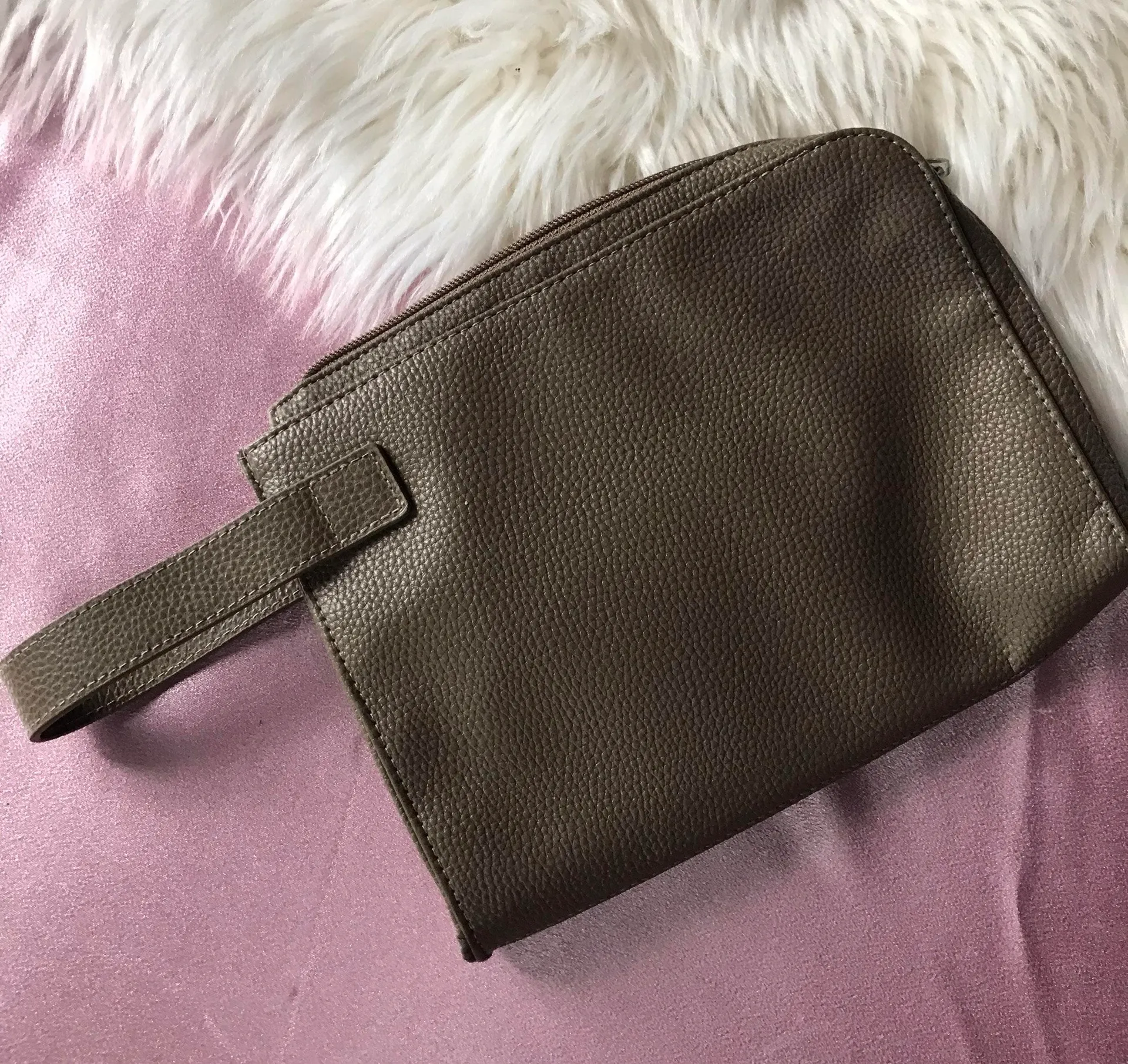 bvlgari cream color wristlet - Image 3