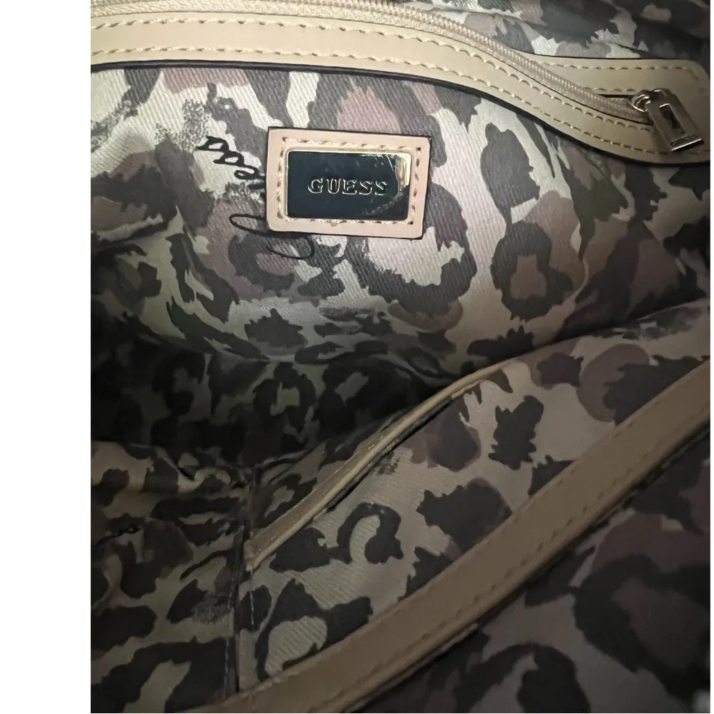 Guess Signature Logo zipper top Handbag Tote. - Image 7